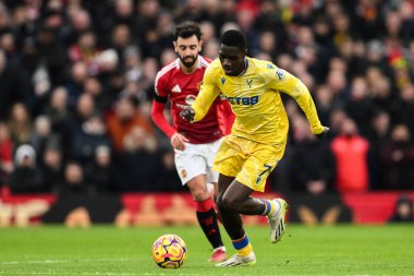 Kristal Saray 'dan Ismala Sarr, Premier Lig karşılaşması sırasında Manchester United ile Manchester United arasındaki Old Trafford, Manchester, İngiltere' de 2 Şubat 2025 tarihinde oynanan Crystal Palace maçında topa vurdu.