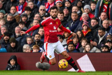 Manchester United takımından Bruno Fernandes, Manchester United 'ın 2 Şubat 2025' te Old Trafford, Manchester 'da oynadığı Crystal Palace maçında topa bir son verdi.