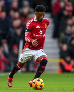 Manchester United takımından Amad Diallo Premier League maçında Manchester United 'ın Old Trafford, Manchester, İngiltere' deki Crystal Palace maçında topa vuruyor.