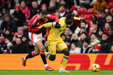 Crystal Palace 'dan Tyrick Mitchell Manchester United ile Manchester United' ın 2 Şubat 2025 'te Old Trafford, İngiltere' deki Crystal Palace maçında Noussair Mazraoui 'yi durdurdu.