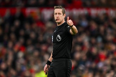 Hakem John Brooks, Premier Lig maçında Manchester United 'ın Manchester United' a karşı Crystal Palace maçında 2 Şubat 2025 'te Old Trafford, Manchester, İngiltere' de baş parmağını kaldırdı.