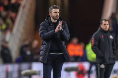 Middlesbrough teknik direktörü Middlesbrough, İngiltere 'deki Riverside Stadyumu' nda Middlesbrough - Sunderland maçında oyuncularını alkışlıyor.