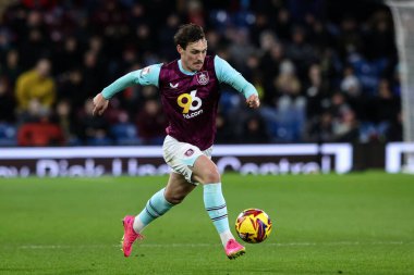 Burnley 'den Connor Roberts, 4 Şubat 2025' te Burnley, Burnley, İngiltere 'de Oxford United' a karşı oynanan Gökyüzü İddia Şampiyonası maçında topu aldı.