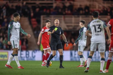 Hakem Stephen Martin, Middlesbrough, Middlesbrough, Birleşik Krallık 'taki Riverside Stadyumu' nda oynanan Sky Bet Şampiyonası maçında Sunderland 'lı Luke O' Nien 'e sarı kart verdi.