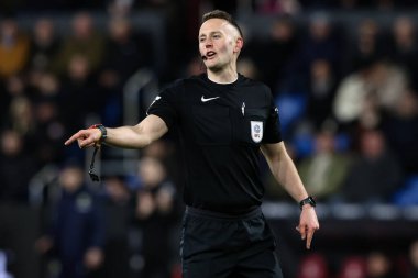 Hakem James Bell, 4 Şubat 2025 'te Burnley, Burnley, Burnley, İngiltere' de Oxford United maçında maç yapıyor.