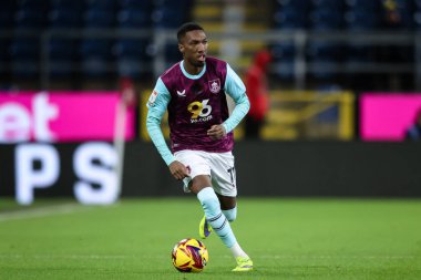 Burnley 'li Jaidon Anthony, 4 Şubat 2025' te Burnley, Burnley, İngiltere 'de Oxford United maçında topu aldı.