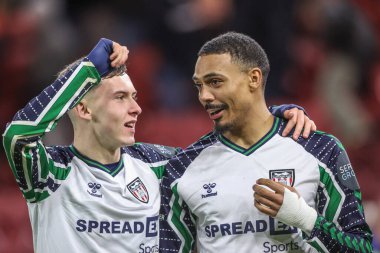 Sunderland 'dan Chris Rigg ve Sunderland' dan Wilson Isidor, 3 Şubat 2025 'te Riverside Stadyumu, Middlesbrough, Birleşik Krallık' ta oynanan Sky Bet Şampiyonası karşılaşmasında kazandıkları galibiyeti kutluyorlar.