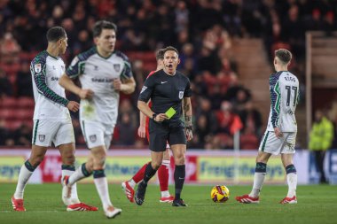Hakem Stephen Martin, Middlesbrough, Middlesbrough, Birleşik Krallık 'taki Riverside Stadyumu' nda oynanan Sky Bet Şampiyonası maçında Sunderland 'lı Luke O' Nien 'e sarı kart verdi.