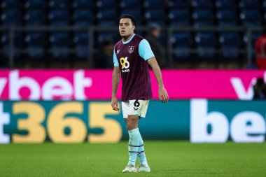 Burnley takımından CJ Egan-Riley, Burnley-Oxford United maçında 4 Şubat 2025 'te Turf Moor, Burnley, İngiltere' de karşı karşıya geldi.