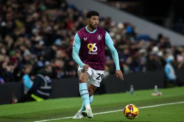 Burnley 'den Josh Laurent, 4 Şubat 2025' te Burnley, Burnley, İngiltere 'de Oxford United maçında topu aldı.