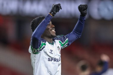 Sunderland takımından Eliezer Mayenda, 3 Şubat 2025 'te Middlesbrough - Sunderland Riverside Stadyumu' nda oynanan Sky Bet Şampiyonası karşılaşmasında taraftarlarıyla kutlama yapıyor.