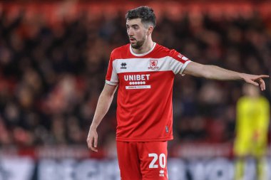Middlesbrough 'dan Finn Azaz takımına, Middlesbrough - Riverside Stadyumu, Middlesbrough, İngiltere' de 3 Şubat 2025 'te oynanan Sky Bet Şampiyonası maçında talimat veriyor.