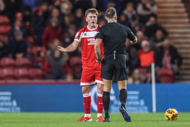 Middlesbrough 'dan Aidan Morris, 3 Şubat 2025' te Middlesbrough, İngiltere 'deki Riverside Stadyumu' nda oynanan Sky Bet Şampiyonası maçında faul yapan hakem Stephen Martin 'e itiraz ediyor.