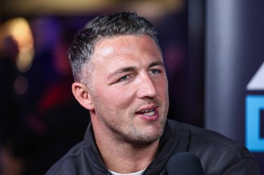 Sam Burgess Warrington Wolves 'un baş antrenörü 5 Şubat 2025 tarihinde Birleşik Krallık, Manchester' da düzenlenen Kooperatif Süper Ligi 'nde 2025 Betfred Super League lansmanı sırasında röportaj yapıyor.