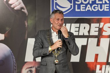 Adam Hills MBE, Birleşik Krallık 'ın Manchester şehrinde düzenlenen 2025 Betfred Süper Ligi sezon lansmanı sırasında Rugby Futbol Ligi' nin 33. başkanı oldu.