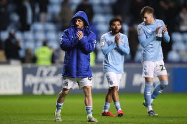 Coventry City 'den Jamie Allen, Coventry Building Society Arena, Coventry, İngiltere' de 5 Şubat 2025 tarihinde oynanan Coventry City-Leeds United maçından sonra ev sahibi taraftarları alkışlıyor.