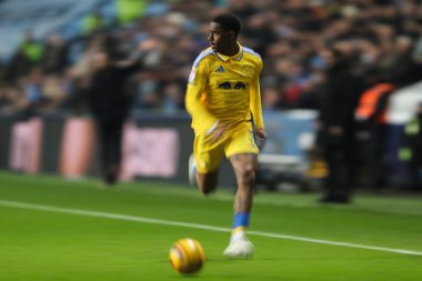 Leeds United takımından Jnior Firpo, Coventry City 'nin Leeds United' a karşı oynadığı 5 Şubat 2025 tarihinde Coventry Building Society Arena, İngiltere 'de oynanan Sky Bet Şampiyonası maçında topu bırakıyor.