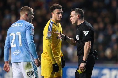Coventry City 'den Jake Bidwell ve Leeds United' tan Ethan Ampadu ile Coventry City, Coventry Building Society Arena 'da 5 Şubat 2025' te oynanan Sky Bet Şampiyonası maçında hakem Dean Whitestone konuşuyor.