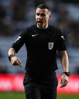 Coventry City, Coventry Building Society Arena, Coventry, İngiltere 'de 5 Şubat 2025 tarihinde Leeds United' a karşı oynadığı Sky Bet Şampiyonası maçında hakem Dean Whitestone