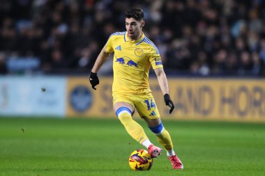 Leeds United 'dan Malikane Solomon, Coventry Building Society Arena, Coventry, İngiltere' de 5 Şubat 2025 'te Coventry City ile Leeds United arasındaki Sky Bet Şampiyonası maçında topu ileri taşıyor.