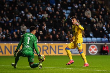 Leeds United takımından Jol Piroe, Coventry City ile Leeds United arasındaki Sky Bet Şampiyonası maçında Coventry City 'den Oliver Dovin' in 5 Şubat 2025 'te Coventry Building Society Arena, Coventry, İngiltere' de attığı golü atma şansı yakaladı.