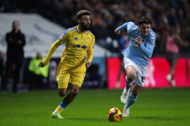 Leeds United takımından Jayden Bogle, Coventry City, Coventry Building Society Arena 'da 5 Şubat 2025' te oynanan Sky Bet Şampiyonası maçında topu aldı.