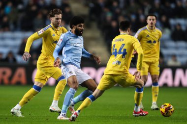 Coventry City 'den Ellis Simms, Coventry Building Society Arena' da Coventry City - Leeds United maçında pas veriyor.