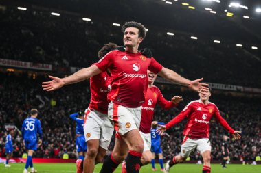 Manchester United 'dan Harry Maguire, 7 Şubat 2025' te Old Trafford, Manchester, İngiltere 'de oynanan dördüncü tur müsabakasında 2-1' lik galibiyet golünü kutluyor.