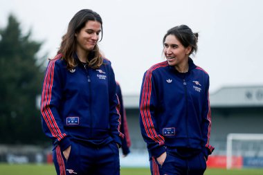 Arsenal 'den Laia Codina ve Mariona Caldentey, 9 Şubat 2025' te Managata Pay UK Stadyumu, Borehamwood, Birleşik Krallık 'taki Managata Pay UK Stadyumu' nda Arsenal Women vs London City Lionses maçından önce Managata Pay UK Stadyumu 'na geldiler.