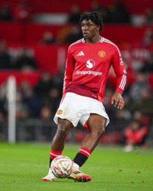 Manchester United takımından Patrick Dorgu, 7 Şubat 2025 'te Old Trafford, Manchester' da oynanan dördüncü tur Manchester United - Leicester City karşılaşmasında topla hareket halindedir.