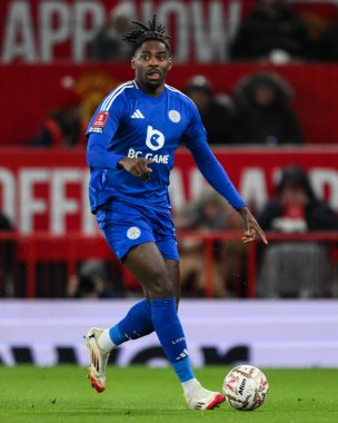 Leicester City 'den Caleb Okoli, 7 Şubat 2025 tarihinde Birleşik Krallık' ın Old Trafford kentinde oynanan dördüncü tur müsabaka Manchester United - Leicester City karşılaşmasında sahada.