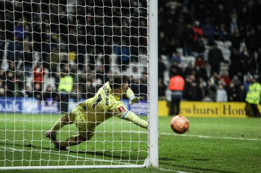 Preston North End 'den Freddie Woodman, 8 Şubat 2025' te İngiltere 'nin Deepdale kentinde oynanan Preston North End-Wycombe Wanderers maçında penaltıyı kurtardı.
