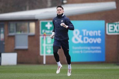 Blackpool 'dan Harry Tyrer, Sky Bet Ligi 1 maçı öncesinde oynanan ısınma maçında Burton Albion' a karşı Pirelli Stadyumu, Burton üzerine Trent, İngiltere, 8 Şubat 2025