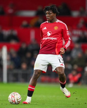 Manchester United takımından Patrick Dorgu, 7 Şubat 2025 'te Old Trafford, Manchester' da oynanan dördüncü tur Manchester United - Leicester City karşılaşmasında topla hareket halindedir.