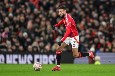 Manchester United takımından Noussair Mazraoui, 7 Şubat 2025 tarihinde Old Trafford, Manchester, İngiltere 'de oynanan dördüncü tur müsabaka Manchester United - Leicester City karşılaşmasında topa vuruyor.