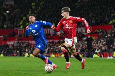 Manchester United 'dan Alejandro Garnacho, 7 Şubat 2025' te Old Trafford, Manchester, İngiltere 'de oynanan dördüncü tur Manchester United - Leicester City karşılaşmasında topa vuruyor.