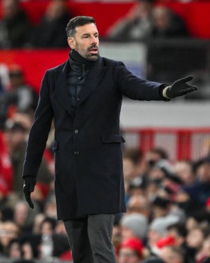 Leicester City 'nin Ruud van Nistelrooy teknik direktörü, 7 Şubat 2025 tarihinde Birleşik Krallık' ın Old Trafford kentindeki Manchester United ile Leicester City arasındaki dördüncü tur karşılaşmasında takımına talimatlar verdi.
