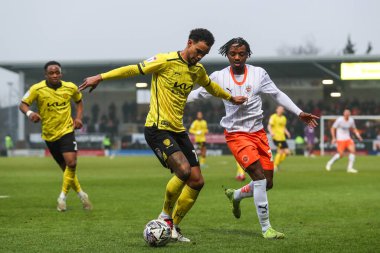 Burton Albion 'dan Terence Vancooten, 8 Şubat 2025 tarihinde İngiltere' nin Trent kentindeki Pirelli Stadyumu 'nda oynanan Sky Bet 1 karşılaşmasında Blackpool' dan Niall Ennis 'i durdurdu.