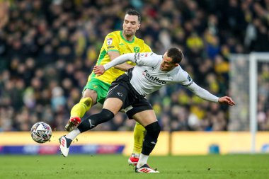 Norwich City 'den Shane Duffy, Norwich Road, Norwich, İngiltere' de oynanan Sky Bet Şampiyonası maçında Derby County 'den Jerry Yates ile top mücadelesi veriyor.