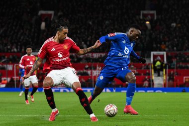 Manchester United 'dan Leny Yoro ve Leicester City' den Patson Daka, 7 Şubat 2025 tarihinde Old Trafford, Manchester, Birleşik Krallık 'ta oynanan 4.