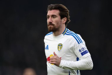 Leeds United takımından Joe Rothwell, 8 Şubat 2025 'te Leeds Road, İngiltere' de oynanan dördüncü tur karşılaşmasında Leeds United ve Millwall 'ı yendi.