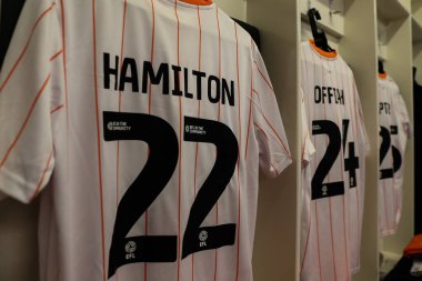 Blackpool 'dan CJ Hamilton' ın tişörtü Sky Bet 1 'in önünde soyunma odasında asılı duruyor. Maç Burton Albion' a karşı Blackpool Pirelli Stadyumu, Burton üzerine Trent, İngiltere, 8 Şubat 2025