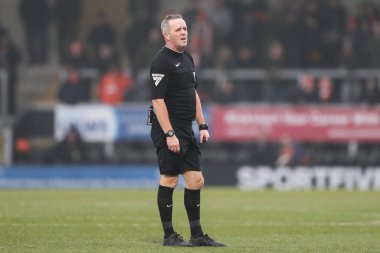 Hakem Carl Brook Sky Bet Ligi 1 karşılaşmasında Burton Albion 'a karşı Blackpool Pirelli Stadyumu' nda, Burton Trent üzerine, 8 Şubat 2025