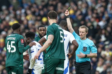 Hakem Gavin Ward, Leeds United takımından Josuha Guilavogui 'ye Elland Road, Leeds, Birleşik Krallık' ta oynanan dördüncü tur karşılaşmasında sarı kart verdi.
