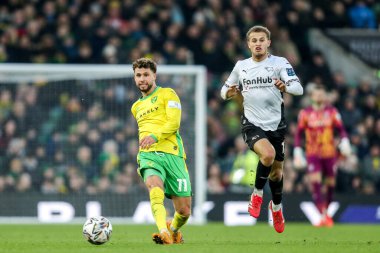 Norwich City 'den Emiliano Marcondes, Norwich City ile Derby County arasındaki 8 Şubat 2025' te oynanan Sky Bet Şampiyonası maçında pas veriyor.