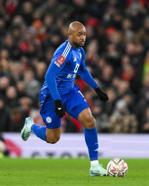Leicester City 'den Jordan Ayew, 7 Şubat 2025 tarihinde Old Trafford, Manchester, İngiltere' de oynanan dördüncü tur Manchester United - Leicester City karşılaşmasında topla bir çıkış yaptı.