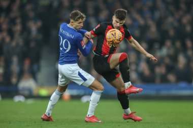 Bournemouth takımından Jesper Lindstrm ve Milos Kerkez, 8 Şubat 2025 tarihinde Goodison Park, Liverpool, Birleşik Krallık 'ta oynanan 4.