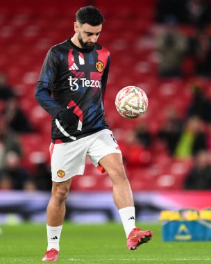 Manchester United 'dan Bruno Fernandes, Birleşik Krallık' ın Old Trafford kentinde oynanan dördüncü tur müsabakasında, Emirates FA Cup 'ın dördüncü turu öncesinde, 7 Şubat 2025 tarihinde oynanan karşılaşma öncesi ısınma sırasında
