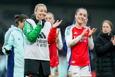Arsenal 'den Leah Williamson ve Lia Walti, 9 Şubat 2025' te Managata Pay UK Stadyumu, Borehamwood, Birleşik Krallık 'ta oynanan Adobe Kadınlar 5. Raunt Arsenal Women vs London City Lionses maçının ardından kazandığı galibiyet sonrasında taraftarlarını selamladılar.