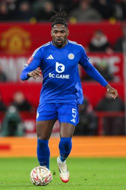 Leicester City 'den Caleb Okoli, 7 Şubat 2025 tarihinde Old Trafford, Manchester, İngiltere' de oynanan dördüncü tur Manchester United - Leicester City karşılaşmasında topla bir çıkış yaptı.
